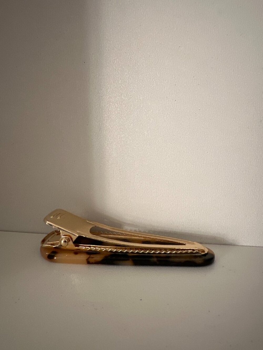 (FREE) Guerlain Tortoise Hair Clip Gift With Purchase Bundle Add On